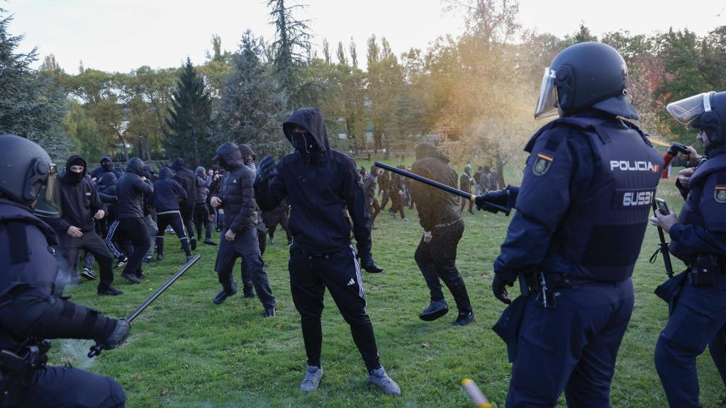 Police riot police dispersing radicals from the University of Navarra who attacked an EL ESPAÑOL journalist last Thursday.
