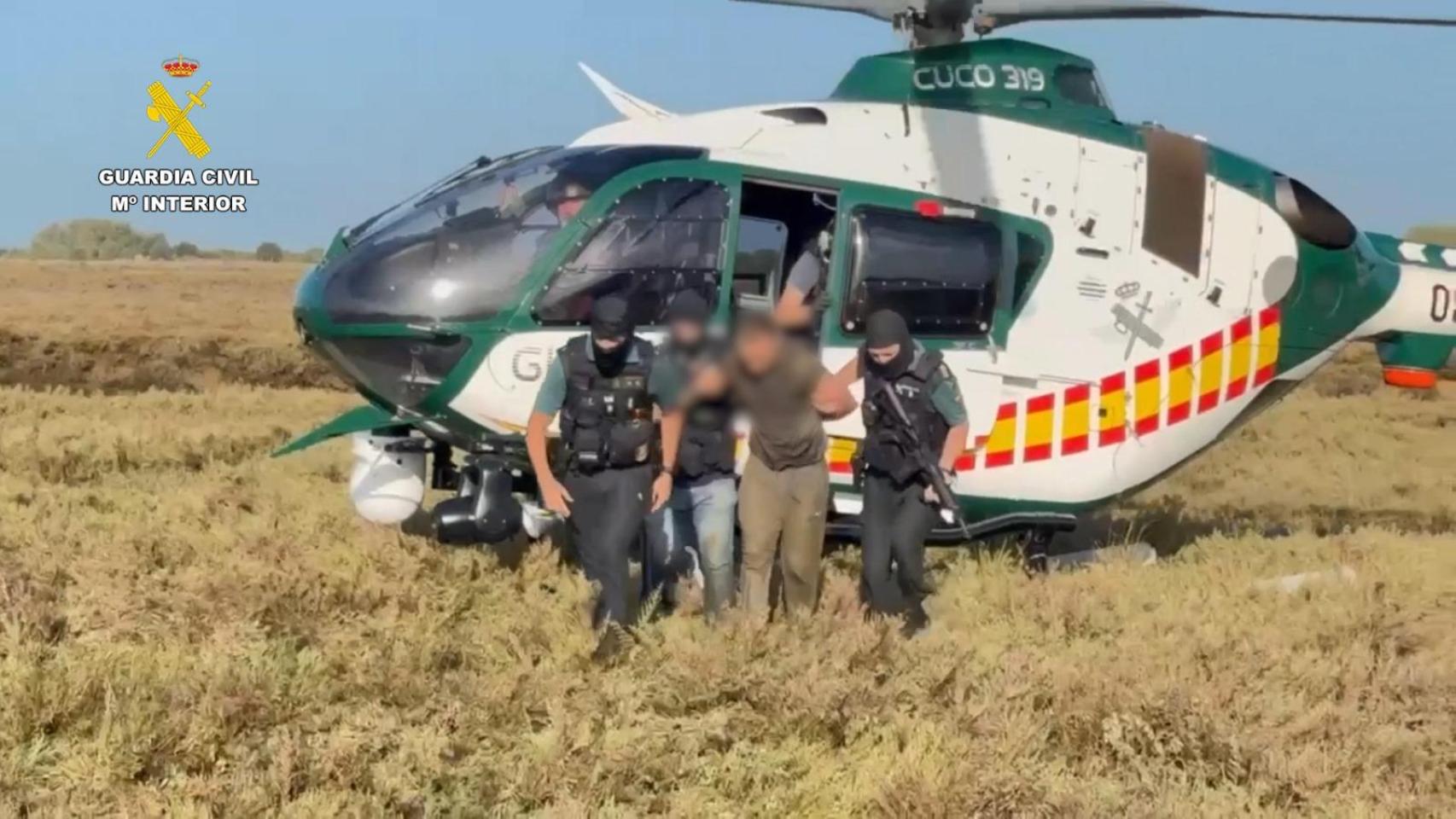 Agentes de la Guardia Civil detienen a uno de los narcos.