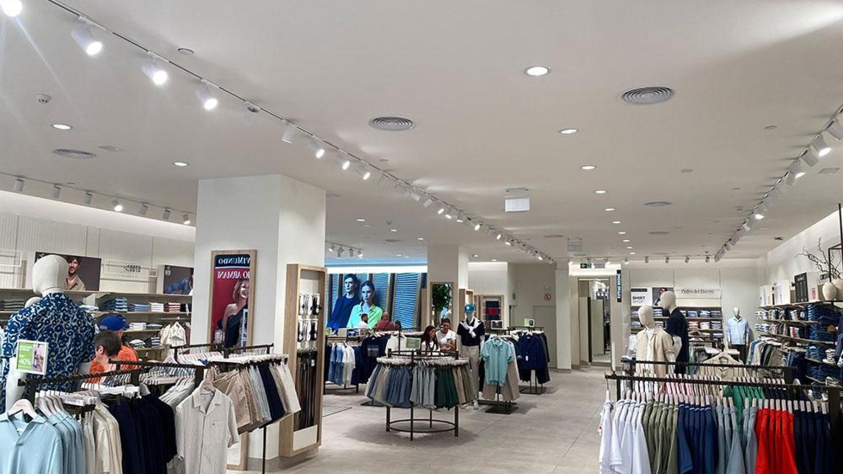 Interior de una tienda Cortefiel.