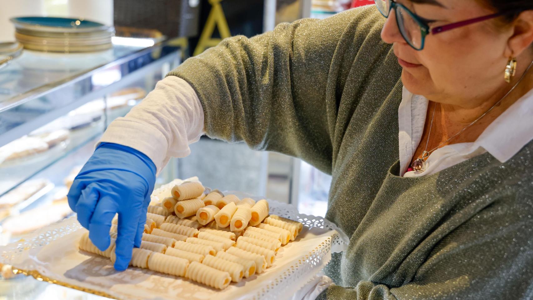 Trabajadora colocando huesos de santo en una confitería de Toledo.