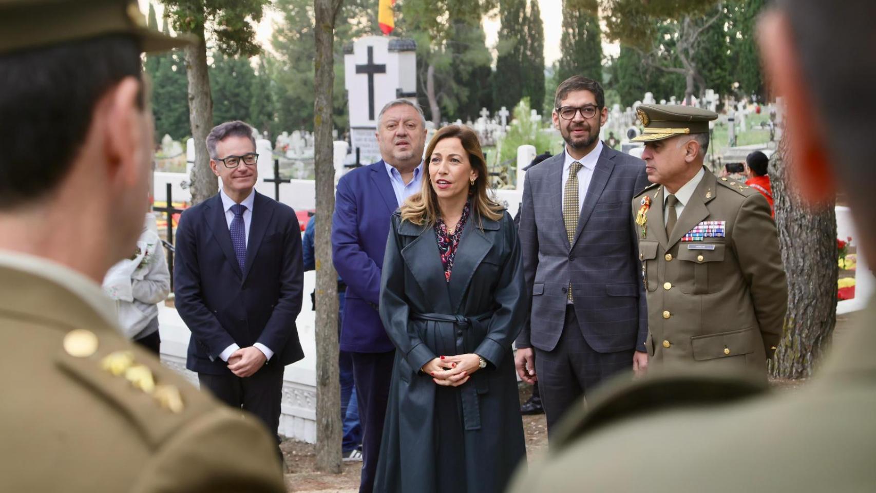 La alcaldesa de Zaragoza, junto a otros concejales, en el acto previo a Todos los Santos.