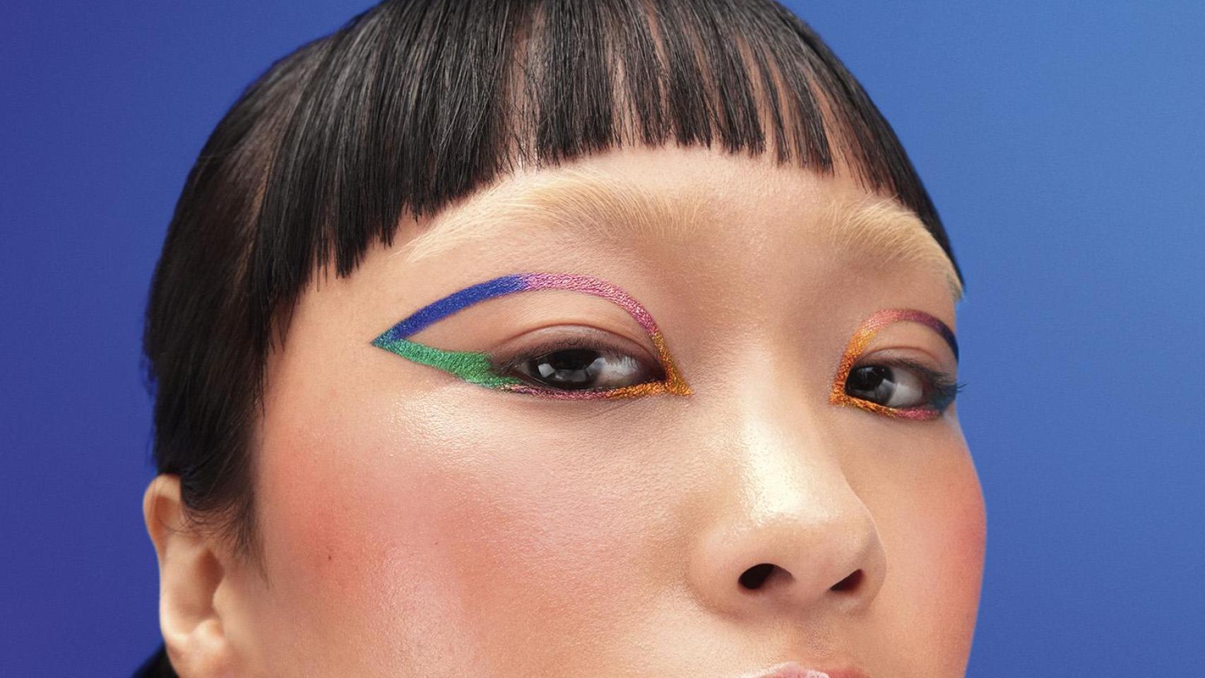 Lápiz de ojo multicromático retractable.