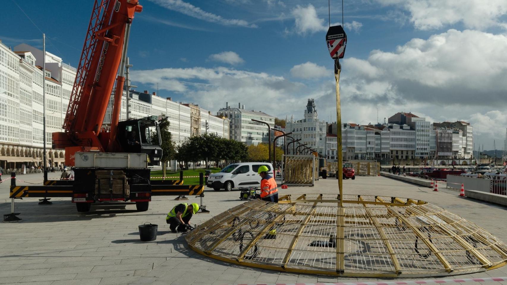 La bola de Navidad de la Marina de A Coruña toma forma: comienza su montaje