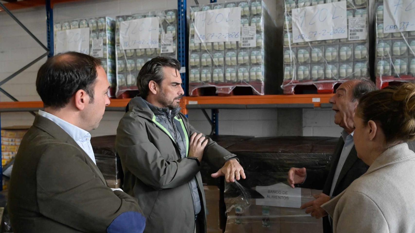 El conselleiro de Presidencia, Diego Calvo, en su visita al Banco de Alimentos