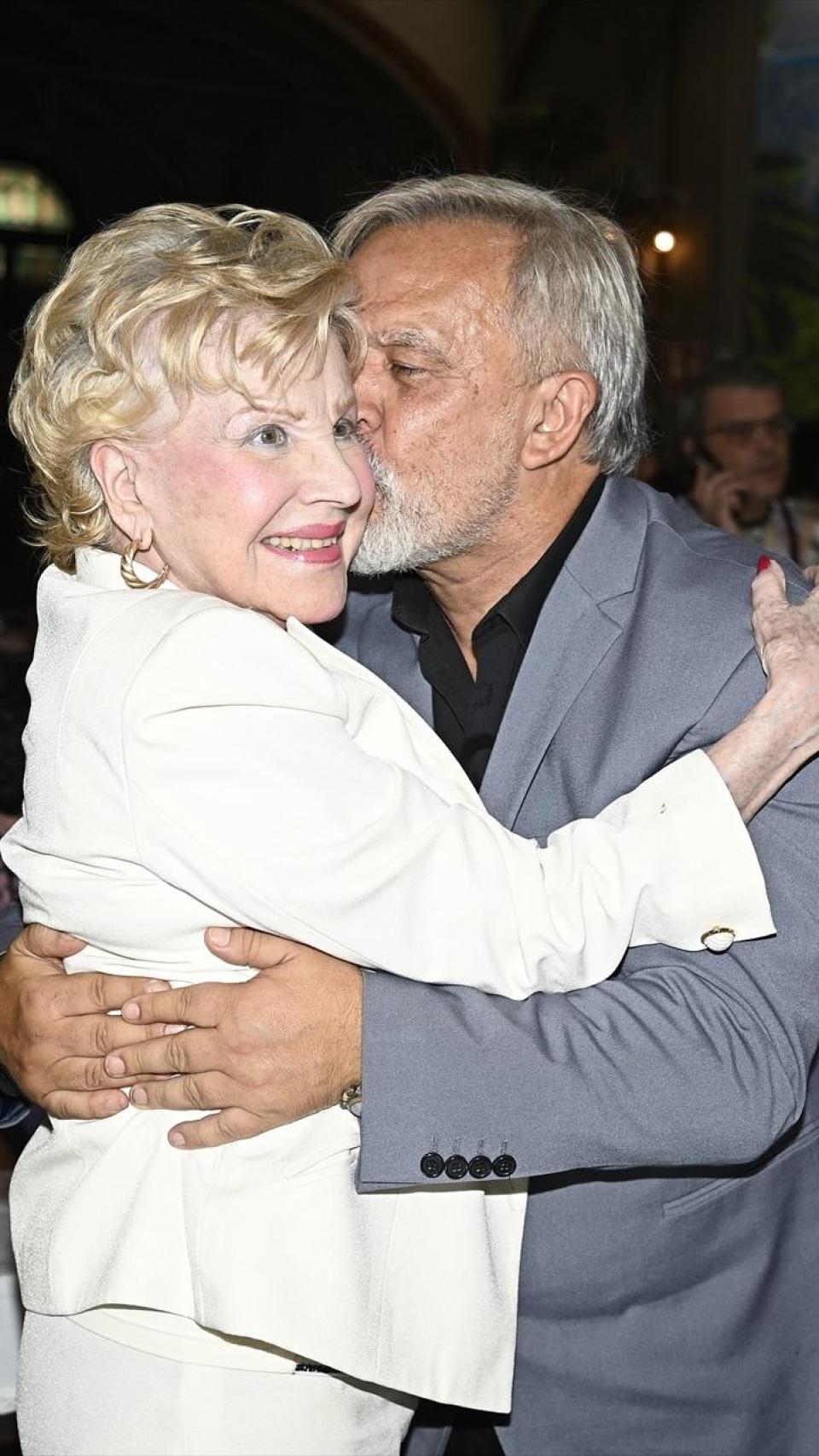 Marily abrazando a Enrique del Pozo.