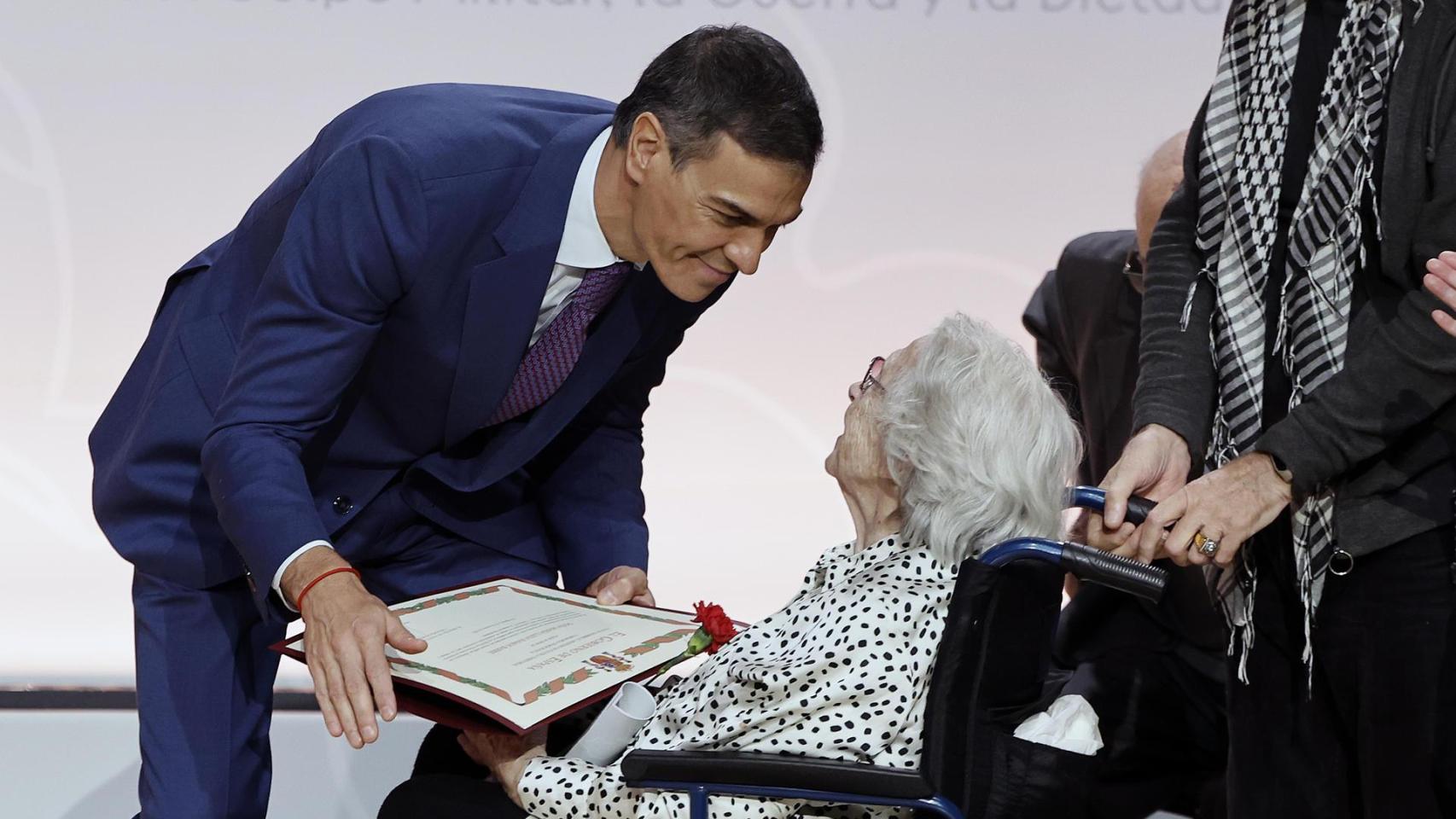 Pedro Sánchez entrega su distinción a María Luisa Ramos Barril, durante el acto de reconocimiento a las víctimas de la Guerra Civil y la dictadura.