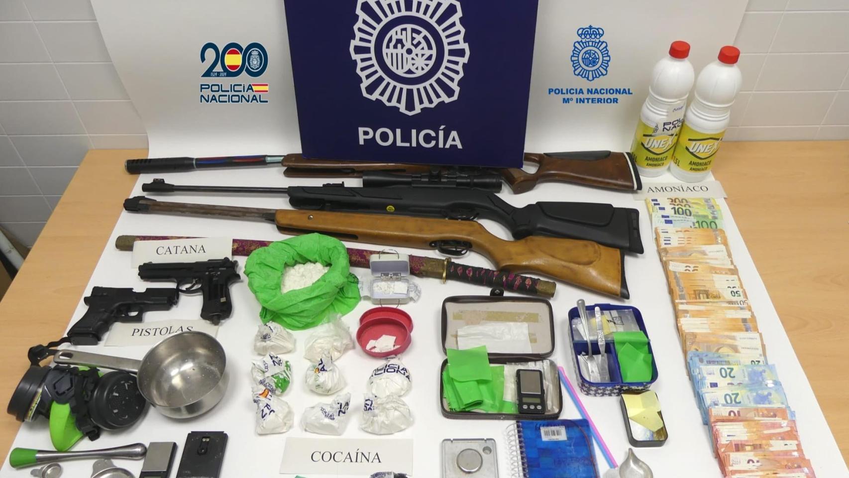 Imagen de parte de los efectos incautados en la operación.