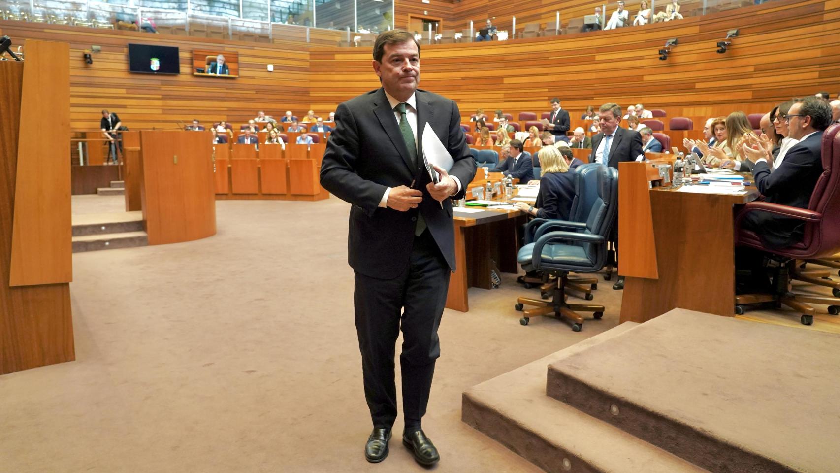 El presidente de la Junta de Castilla y León, Alfonso Fernández Mañueco, en un pleno de las Cortes