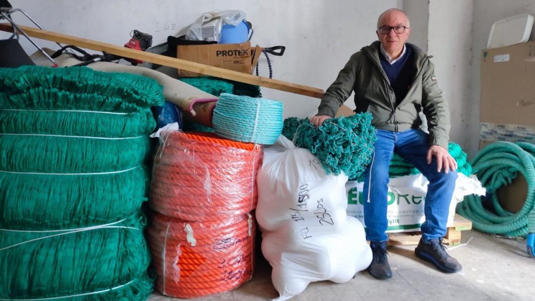Antonio López con redes y cuerdas de pesca en el almacén de Efectos Navales Burela.