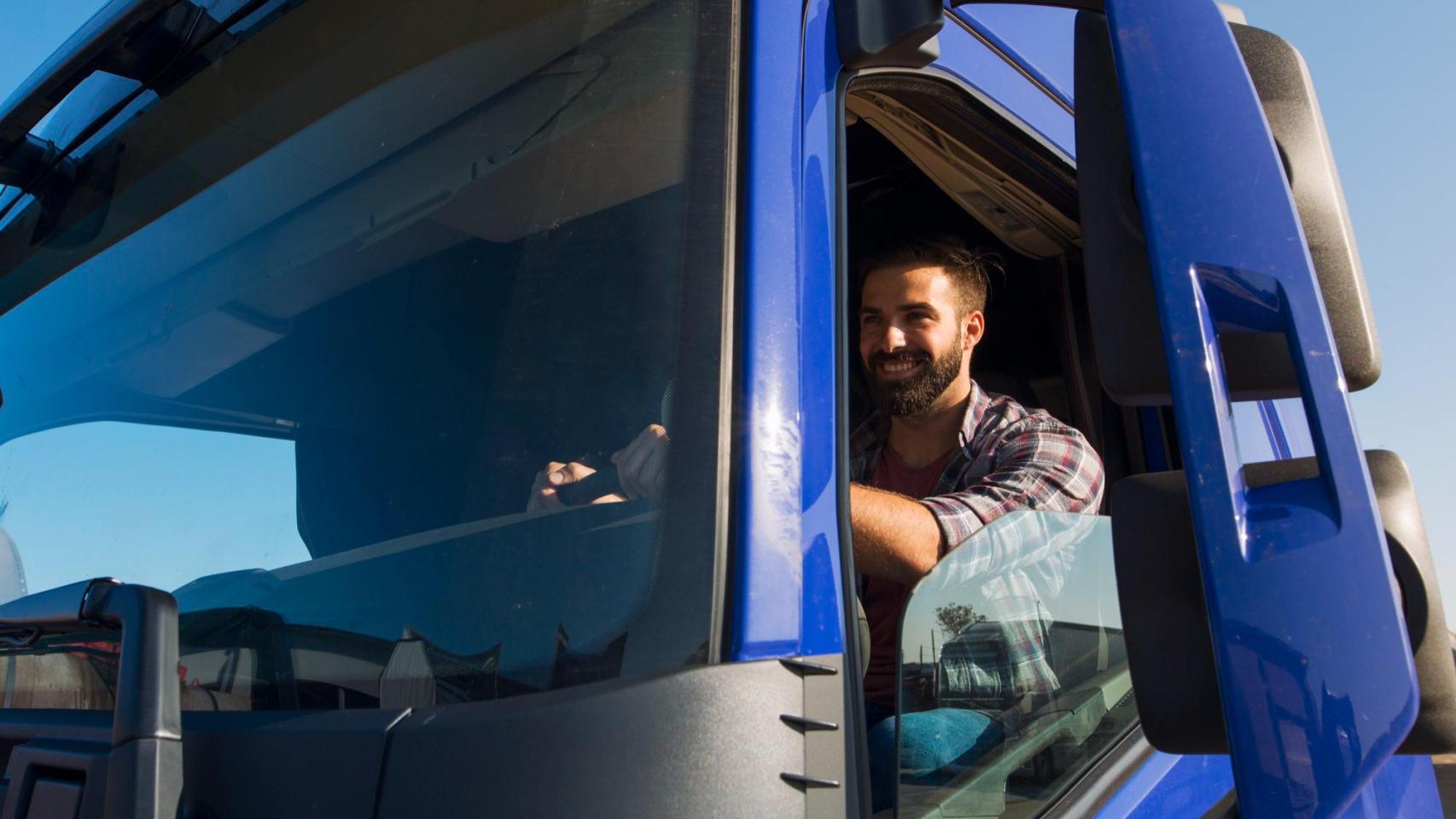 Para ser camionero en España, es necesario obtener el permiso de conducir de clase C o C+E y superar los exámenes para el Certificado de Aptitud Profesional (CAP)