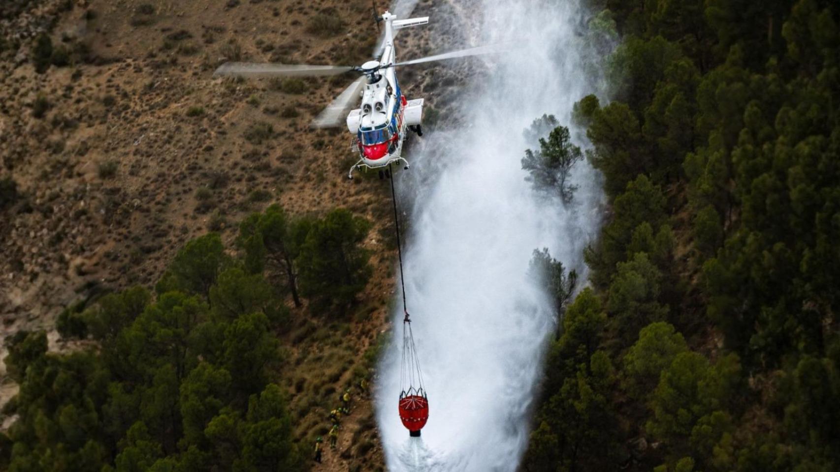 Helicóptero H215 combatiendo un incendio