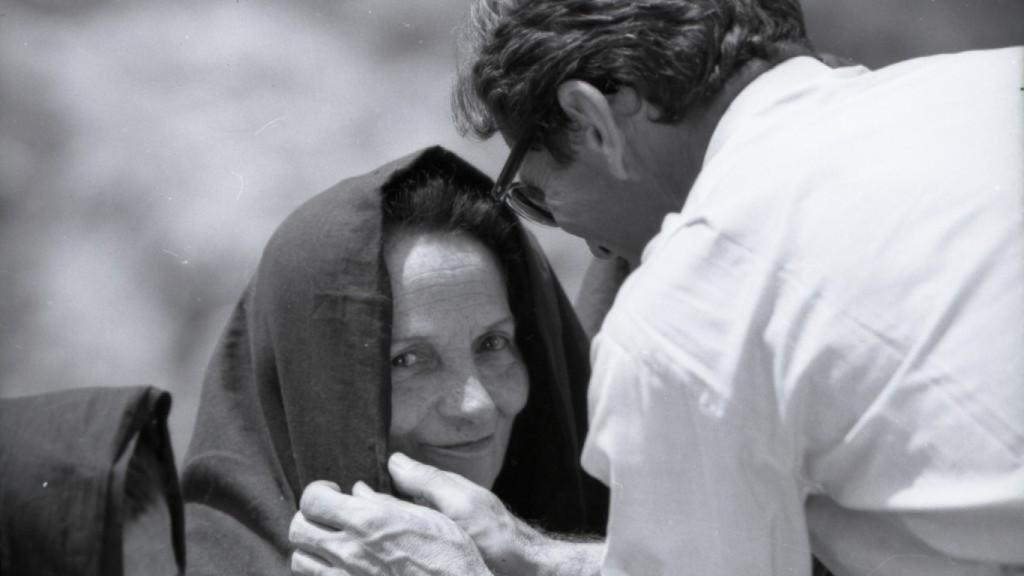 Susanna Colussi con su hijo Pier Paolo Pasolini en el rodaje de 'El evangelio según san Mateo'. Foto: Angelo Novi