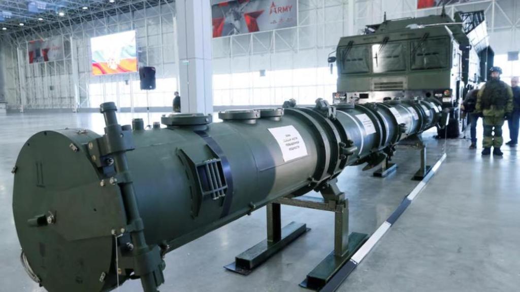 Los componentes del sistema de misiles de crucero SSC-8/9M729 se exhiben durante una rueda de prensa organizada por los ministerios de Defensa y de Asuntos Exteriores de Rusia en el Centro de Exposiciones Patriot, cerca de Moscú.