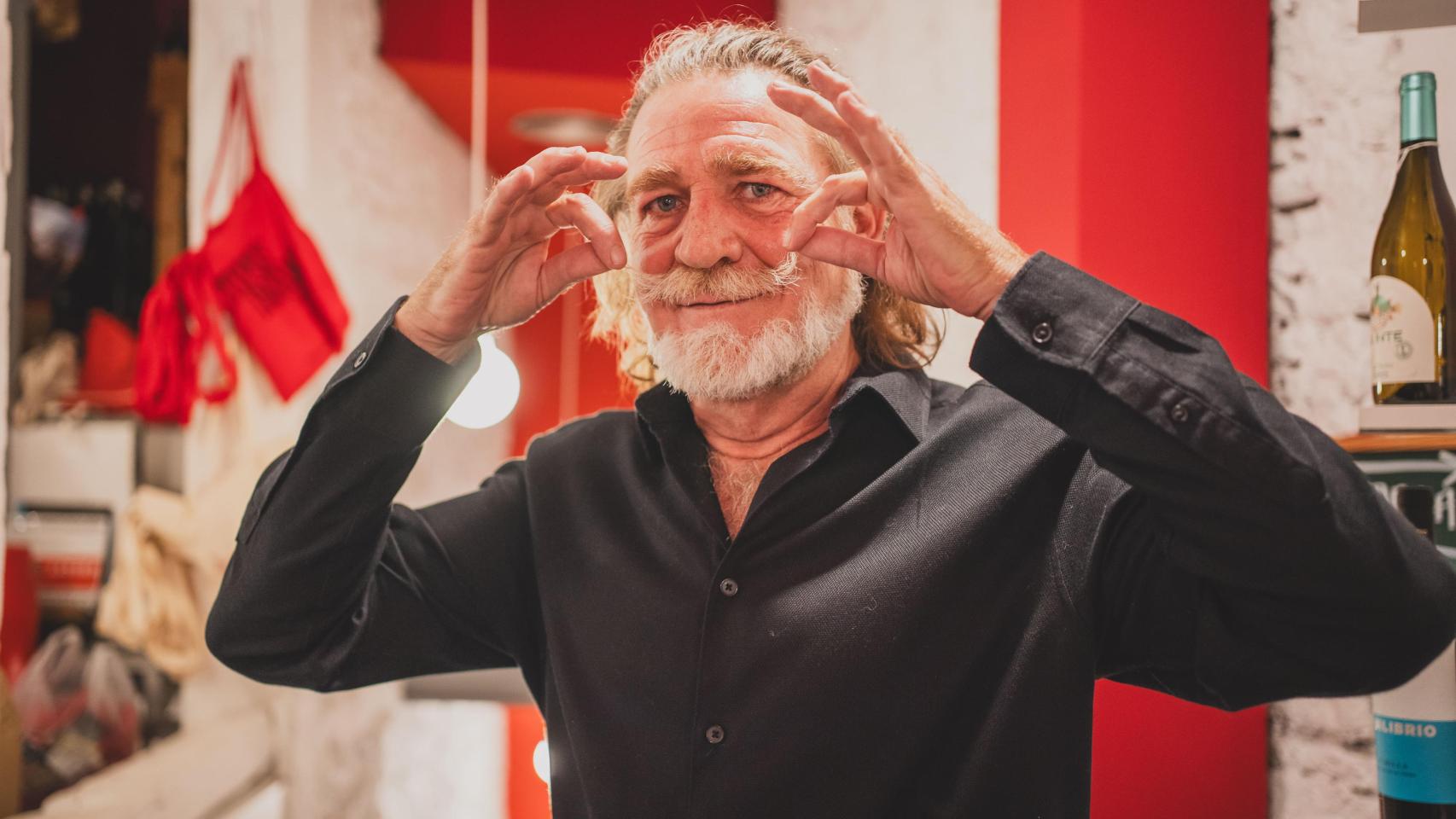 Juanjo Artero:  Tengo un grupo de WhatsApp con mi pandilla de  Verano Azul ; no lo podíamos imaginar con 14 o 15 años 