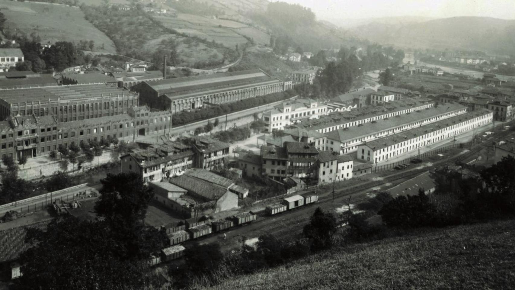 Vista general de la Fábrica de Armas de Trubia y del barrio de Junigro, tomada hacia 1936, cuando aún tenía estación de tren propia para dar salida a su producción.