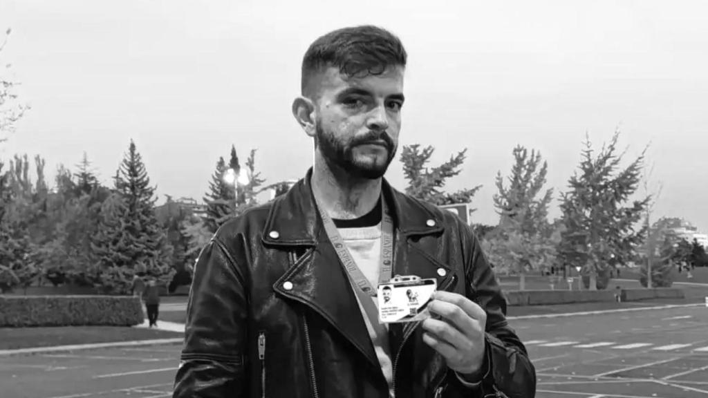 El periodista de El Español José Ismael Martínez, magullado por los golpes.