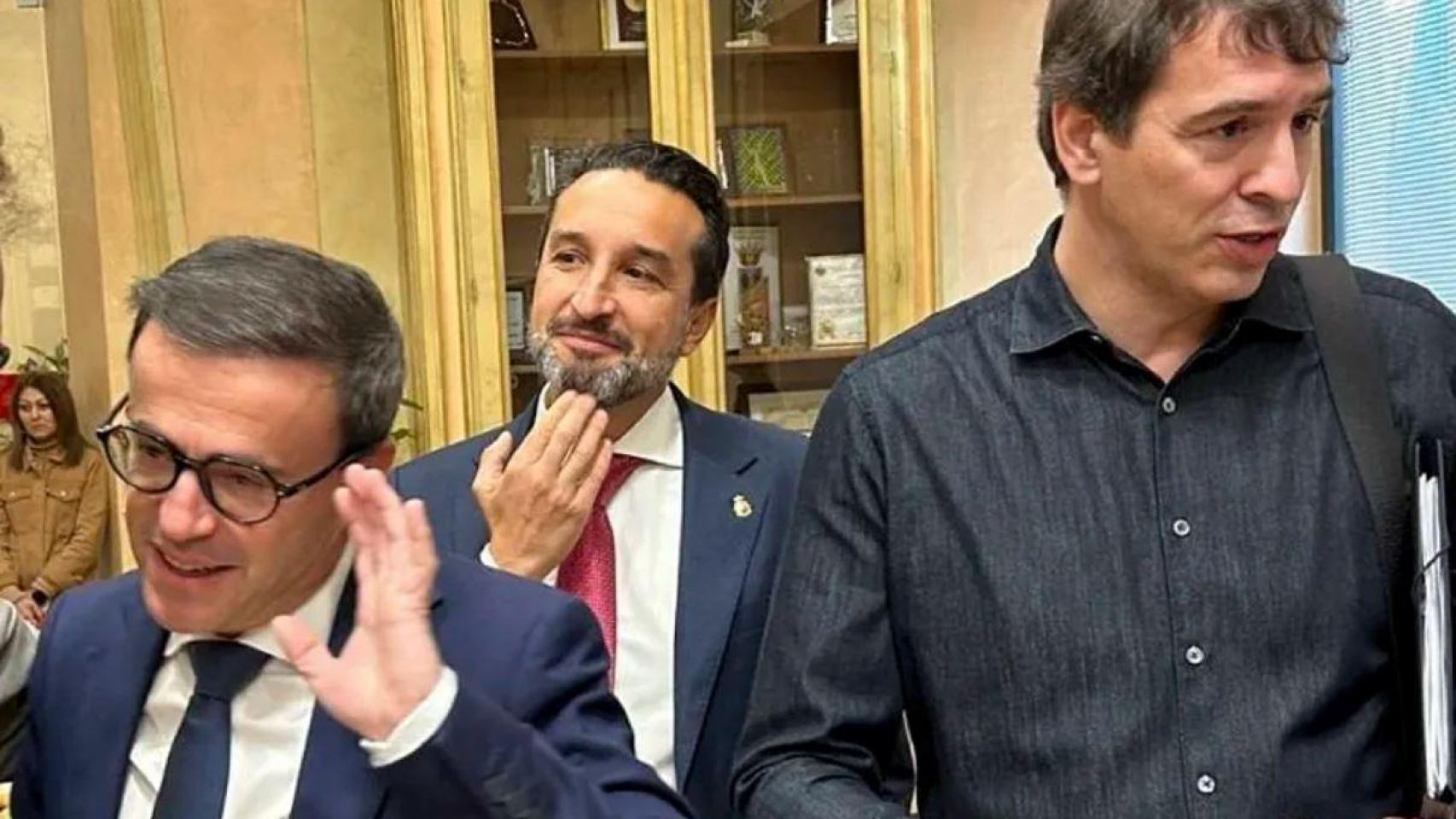 Miguel Ángel Gallardo, junto con David Sánchez Castejón, durante una rueda de prensa en la Diputación de Badajoz.