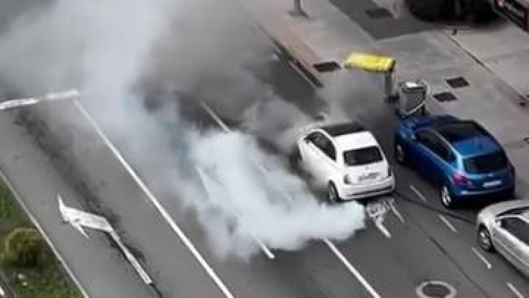 Coche incendiado en la ronda de Outeiro este viernes.