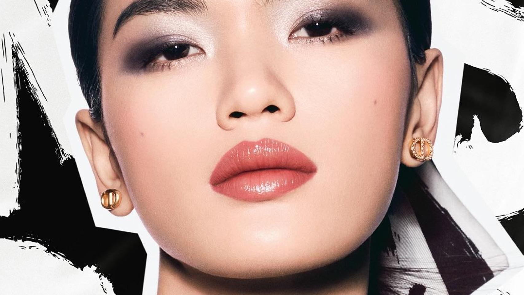 Un párpado potente con sombras en tonos azul noche.