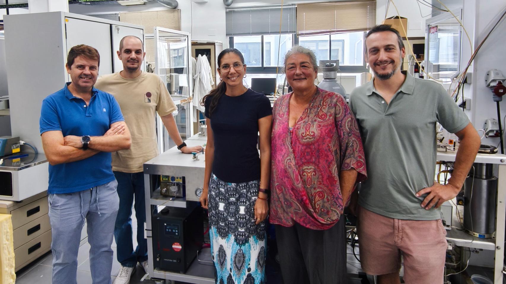 Los investigadores autores del bioplástico hecho con hojas de mango.