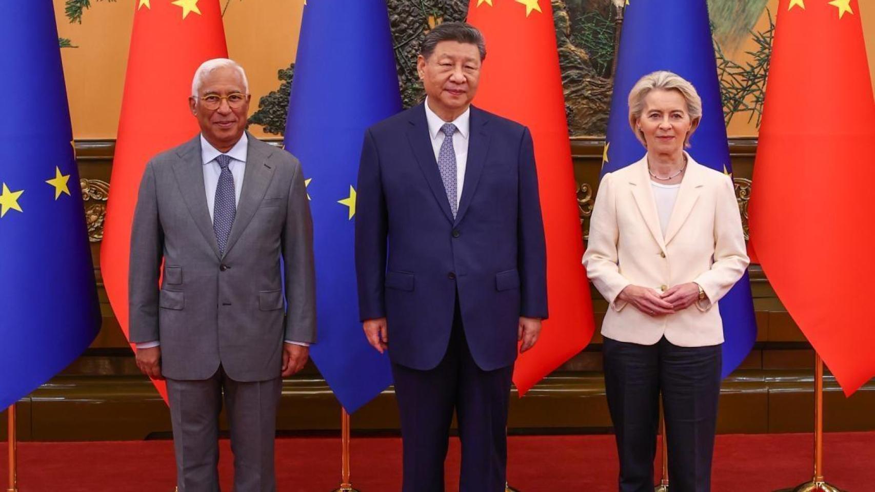 La presidenta de la Comisión, Ursula von der Leyen, y el jefe del Consejo, António Costa, durante su última reunión con el presidente de China, Xi Jinping, el pasado julio en Pekín
