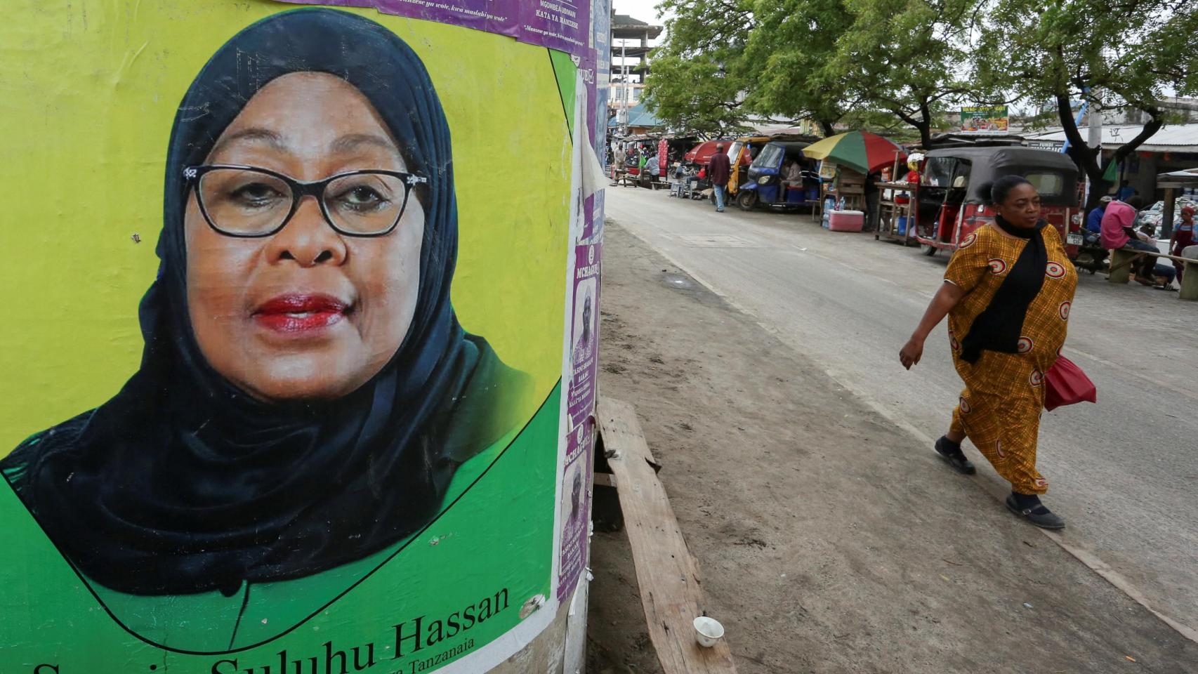 Un cartel de Samia Suluhu Hassan en Dar es Salaam, Tanzania.