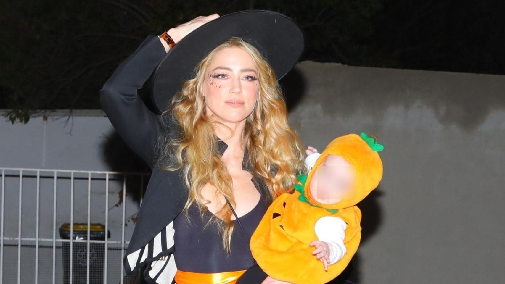 Amber Heard, ex de Johnny Depp, con sus hijos en la noche de Halloween.