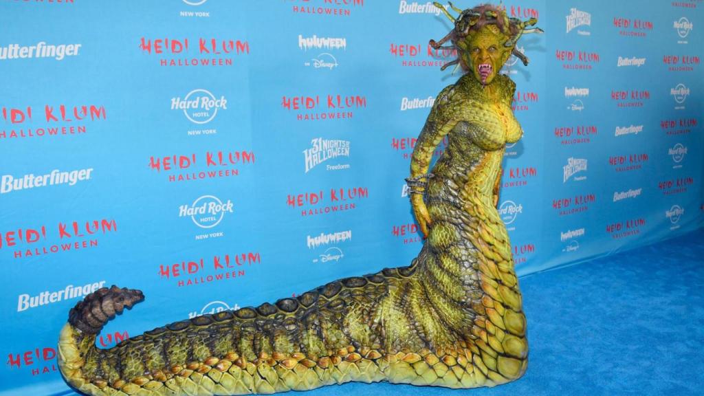 Heidi Klum, vestida de Medusa en la noche de Halloween de 2025.