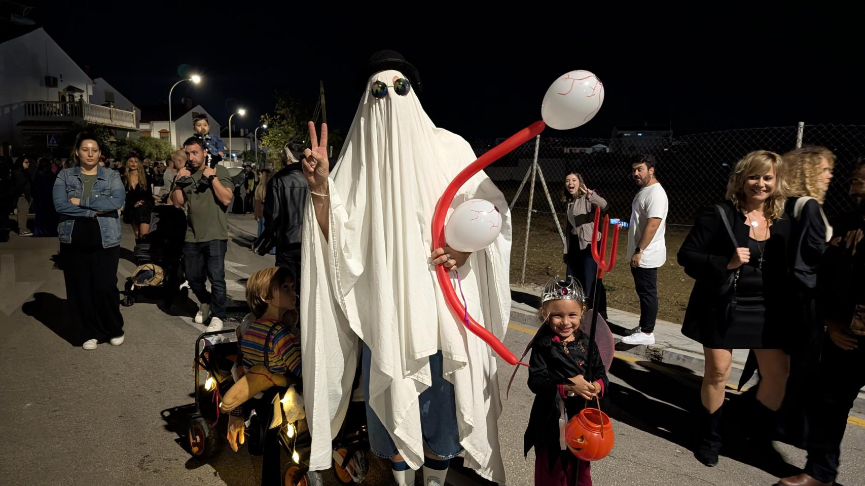 Una familia disfrazada en Halloween, en la fiesta de Churriana.