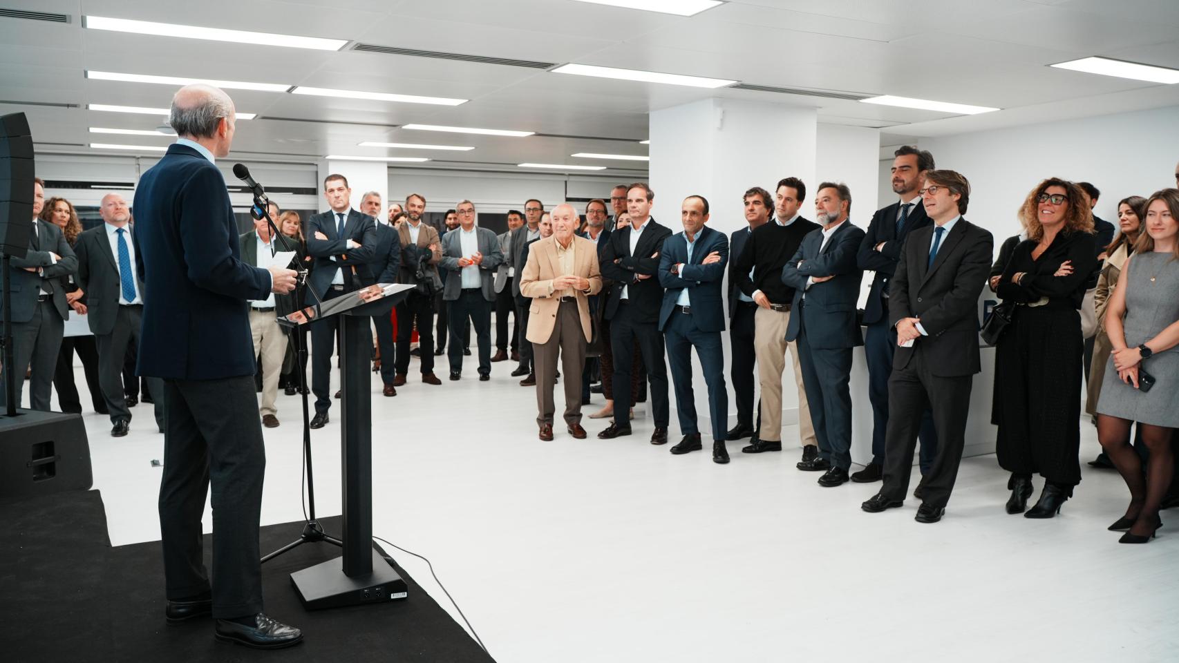 Autoridades e invitados en la inauguración