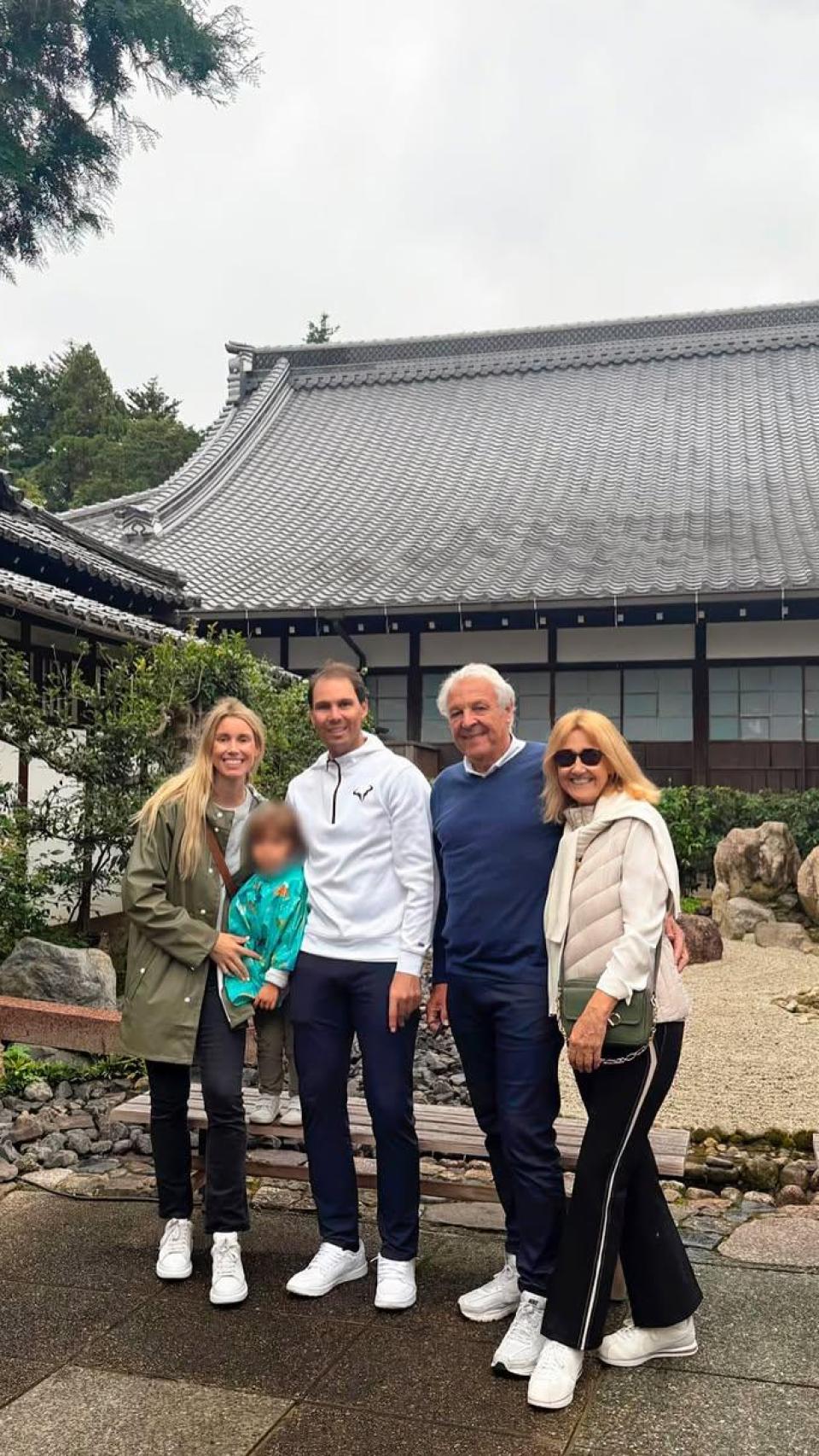 Rafa Nadal, junto a sus padres, su hermana y uno de sus hijos, en una imagen de sus redes sociales.