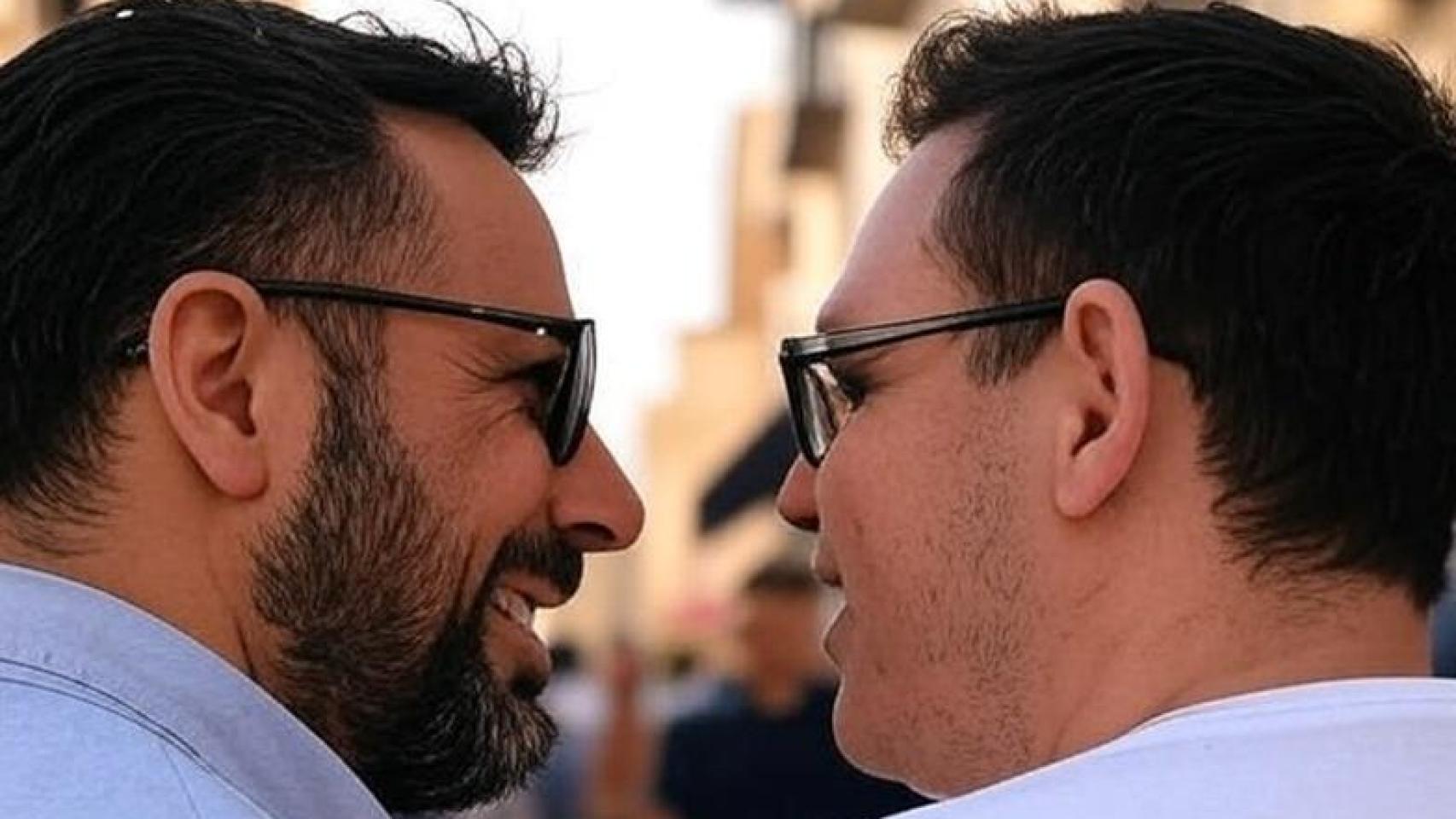 Una imagen de  un padre y un hijo.