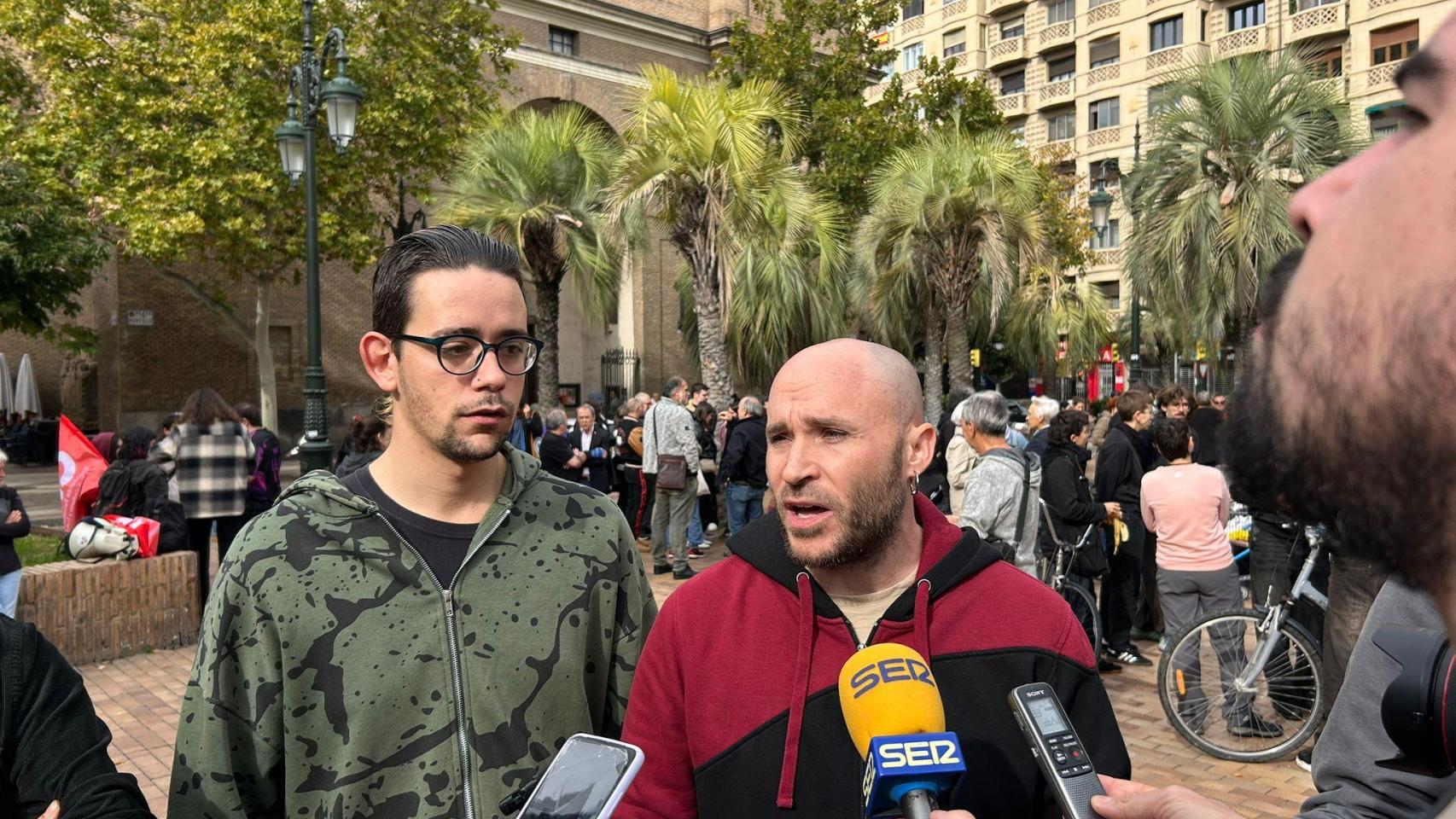 Javitxu, uno de los seis de Zaragoza, a la izquierda del portavoz de la plataforma de la Plataforma Libertad 6 de Zaragoza, Pablo Rochela.