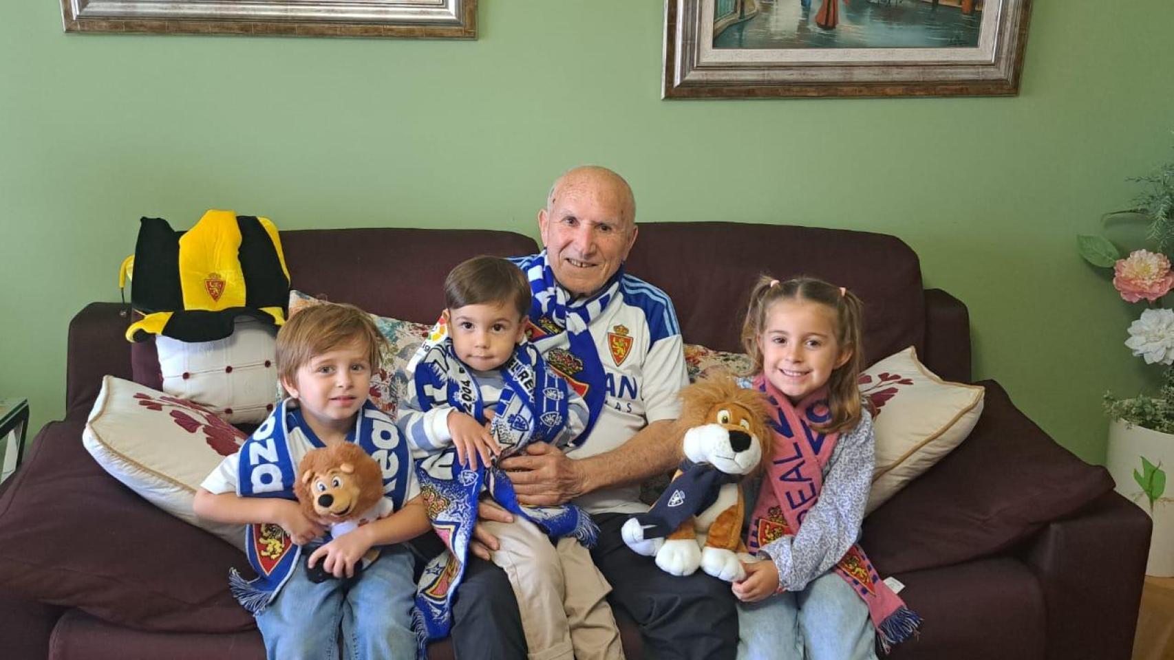 Agustín Martín, 85 años, aficionado del Real Zaragoza durante toda la vida junto a sus nietos.