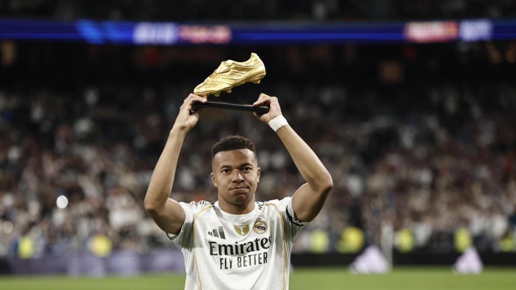 Mbappé presenta la Bota de Oro en el Bernabéu