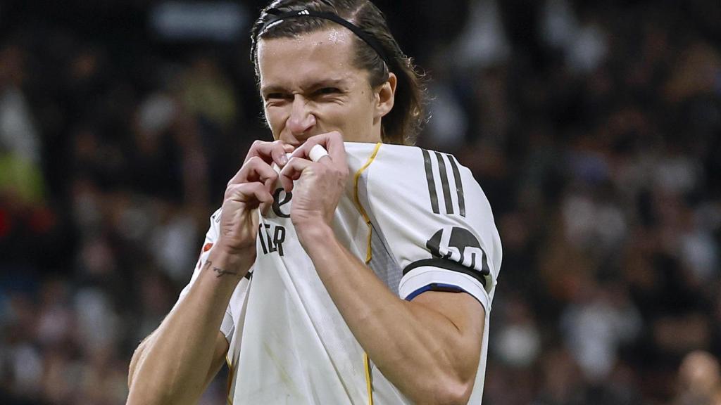 Álvaro Carreras se besa el escudo tras su gol ante el Valencia