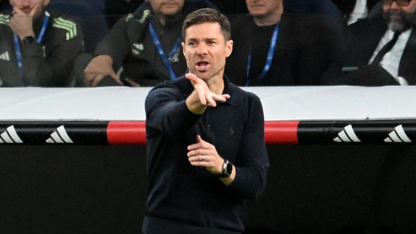 Xabi Alonso da instrucciones durante el partido contra el Valencia.