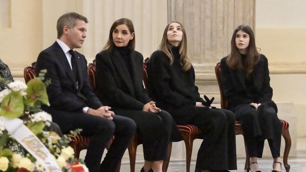 El príncipe Manuel Filiberto de Saboya, con Clotilde Courau y sus hijas Vittoria y Luisa di Savoia, en el funeral de Víctor Manuel de Saboya en Turín (Italia), el 9 de febrero de 2024.
