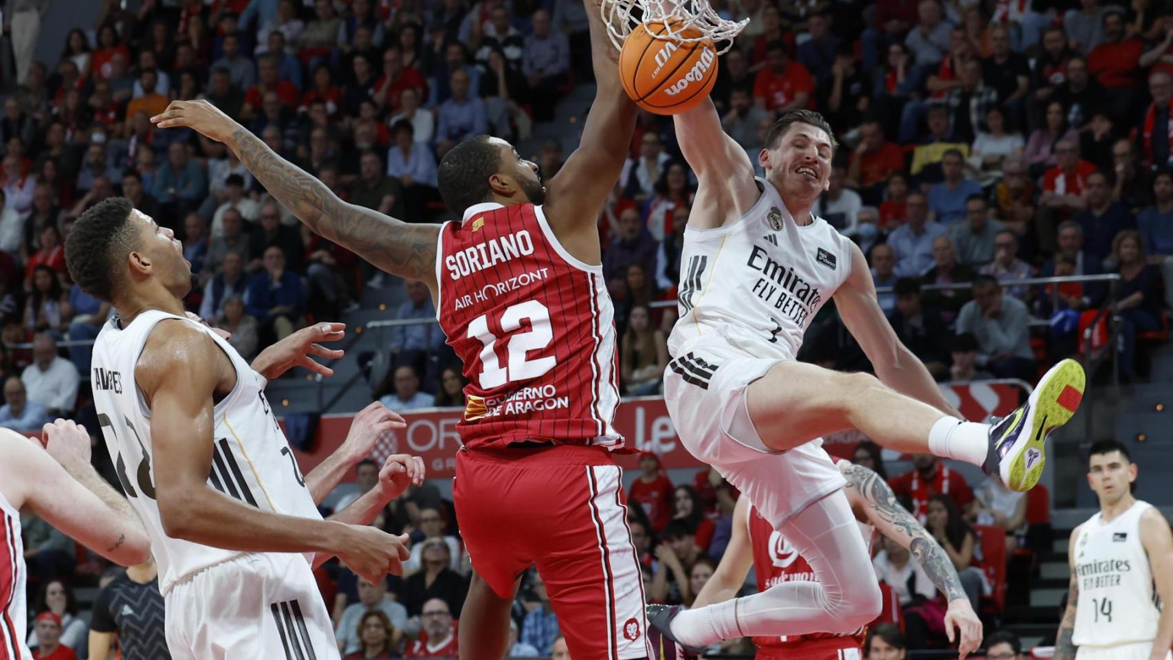 Kramer hace un mate contra el Casademunt Zaragoza.
