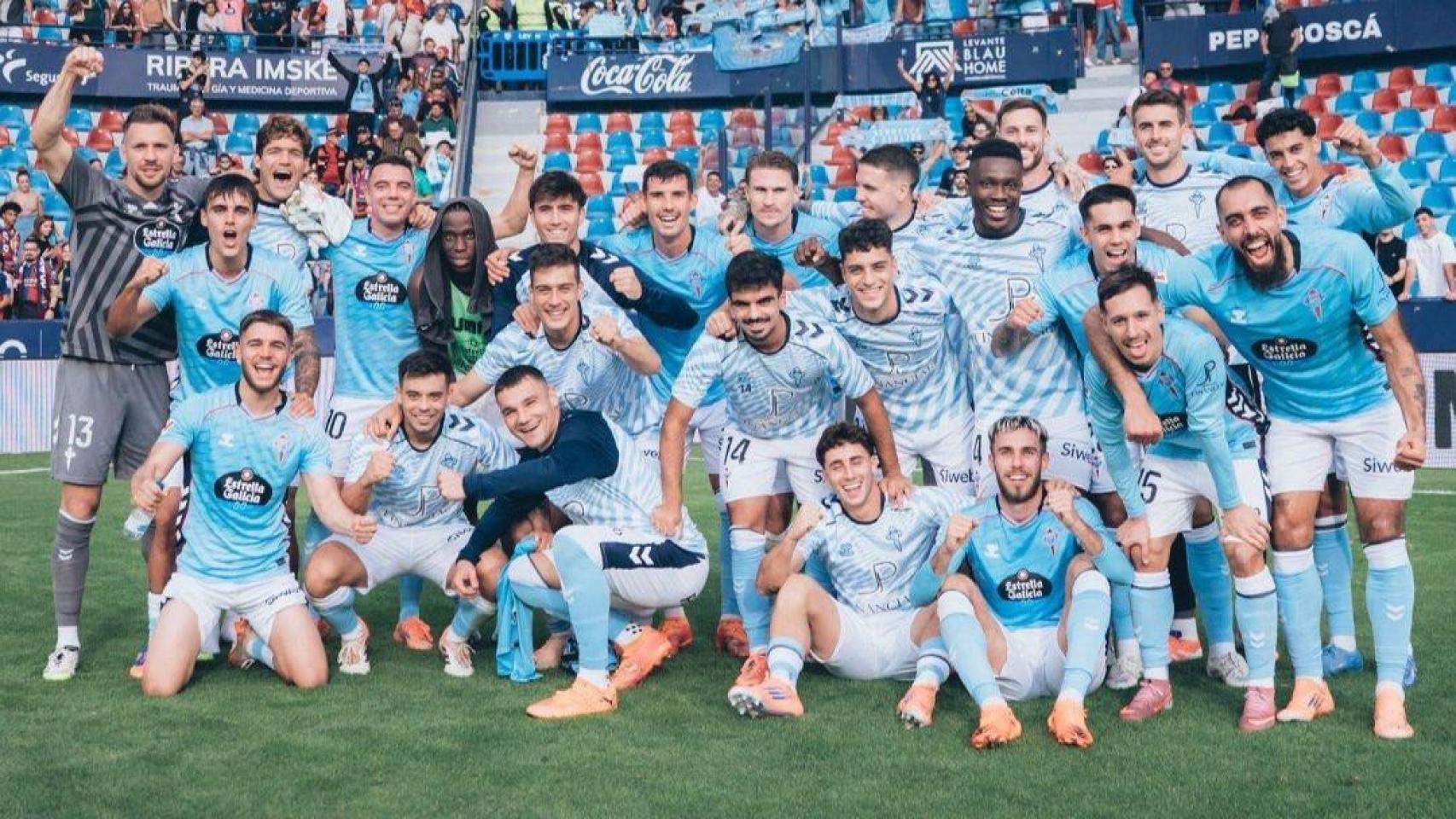 El Celta celebrando su victoria en Valencia.
