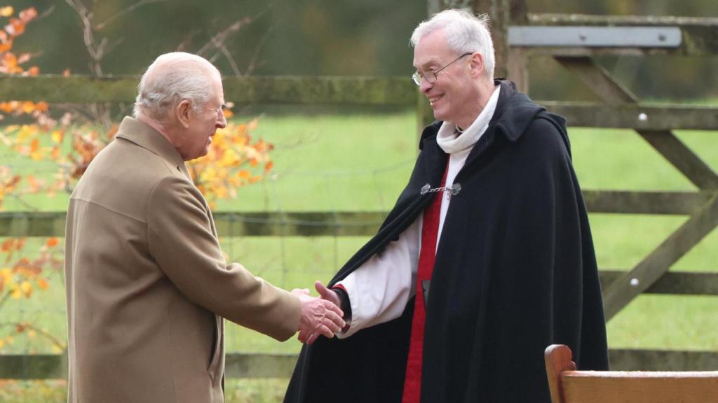 El rey Carlos III saluda al reverendo Paul Williams en las afueras de Sandrigham.