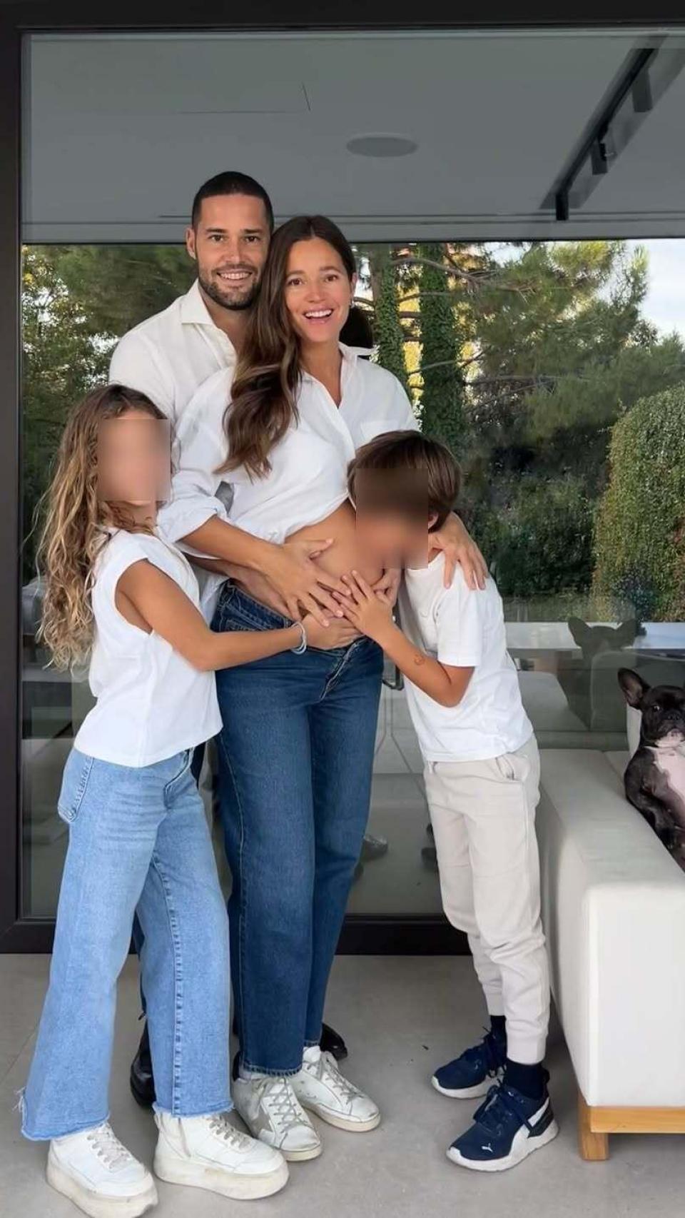 Malena Costa y Mario Suárez han anunciado en las redes sociales la llegada de su tercer hijo.
