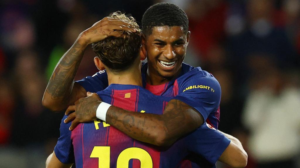Marcus Rashford celebra con Fermín López su gol marcado ante el Elche.