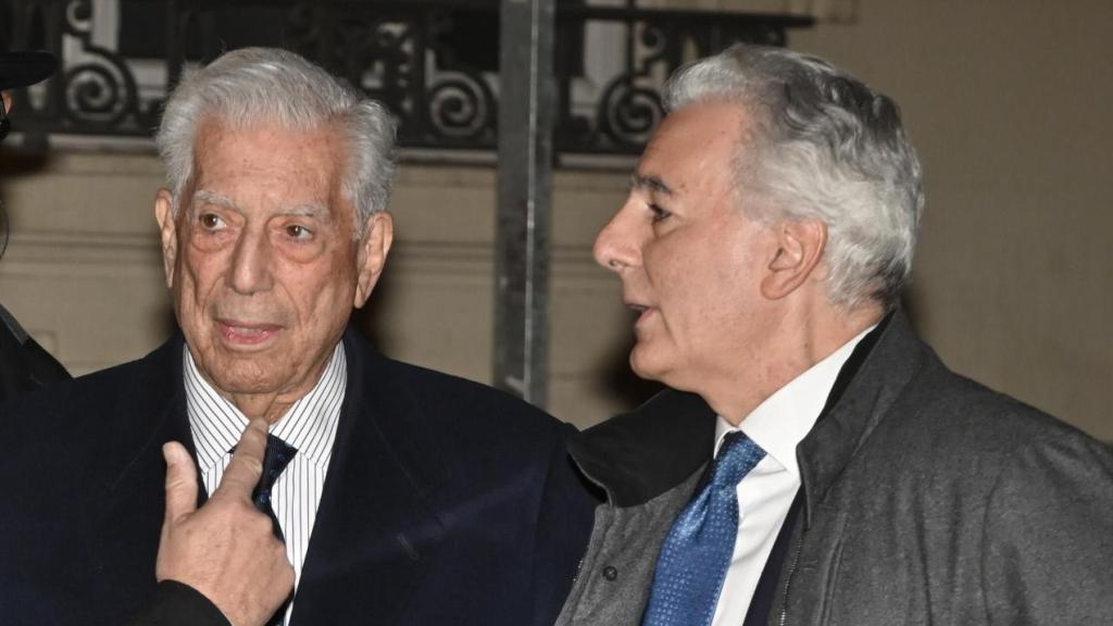 Mario Vargas Llosa, con su hijo Álvaro, en una imagen de 2023.