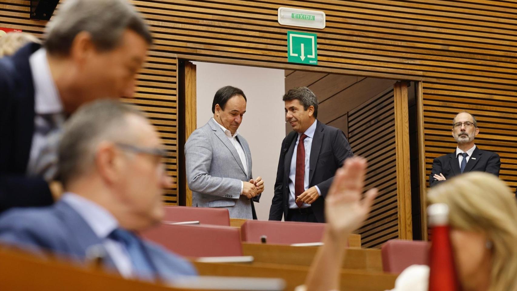 Carlos Mazón y Juanfran Pérez Llorca, en Les Corts. Rober Solsona / EP