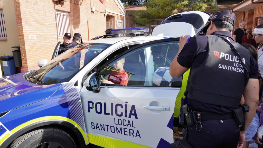 Presentación de uno de los nuevos coches patrulla de la Policía Local de Santomera en el Colegio Campoazahar.