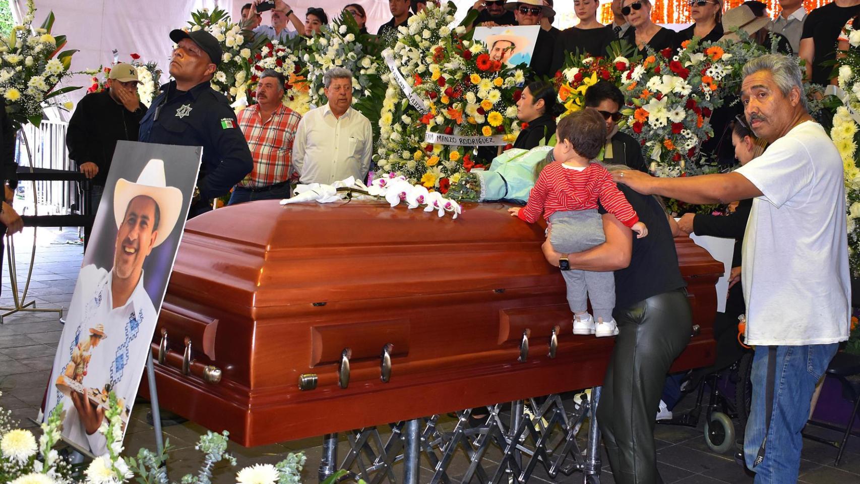 Familiares y amigos asisten al funeral de Carlos Manzo.