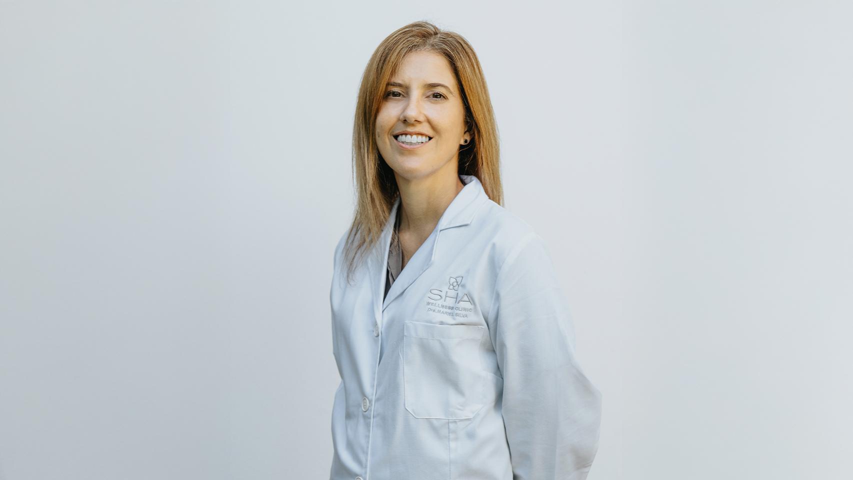 Retrato de la doctora Mariel Silva directora de servicios médicos en SHA Spain.