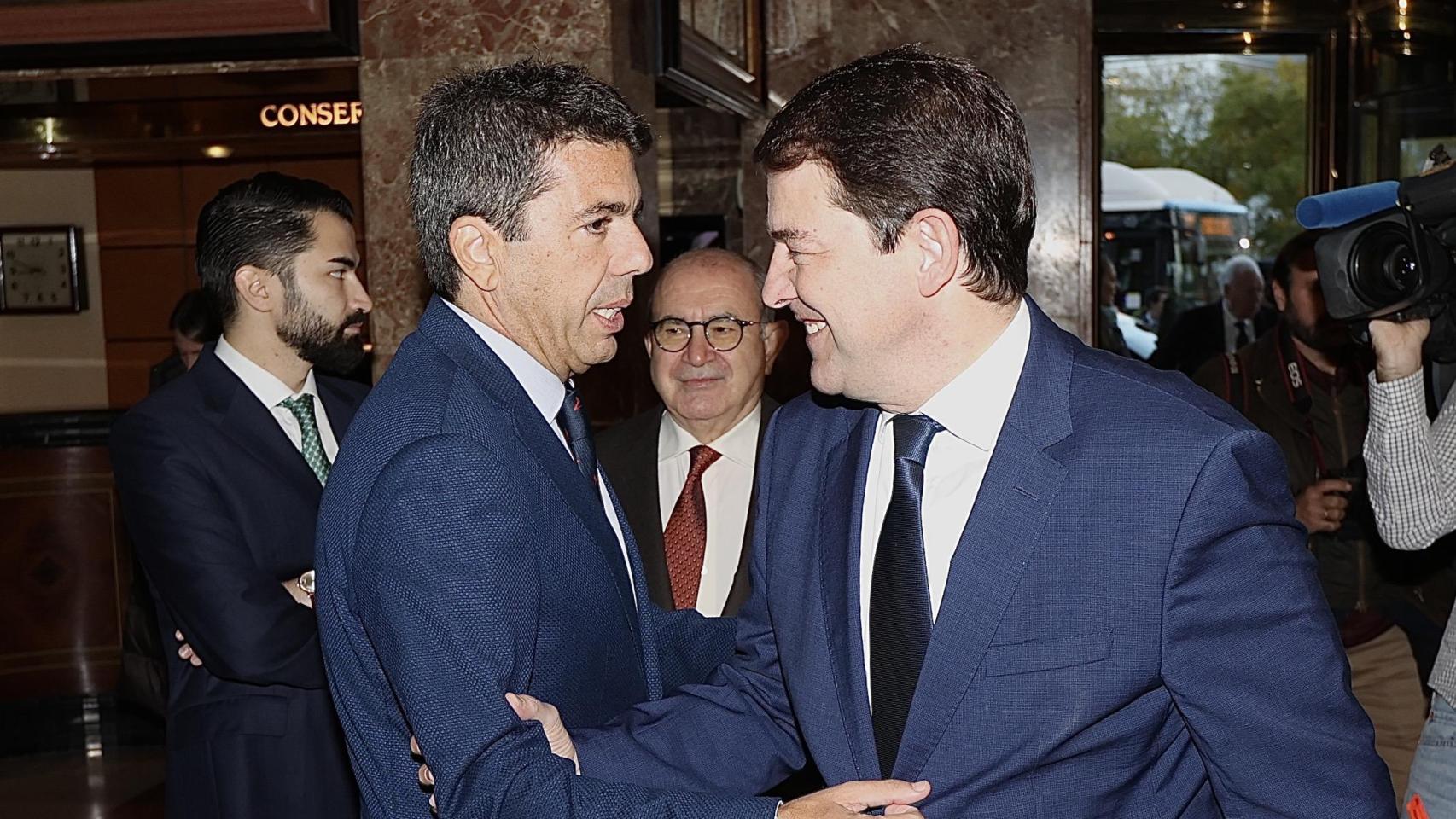 El presidente de la Generalitat Valenciana, Carlos Mazón y el presidente de la Junta de Castilla y León, Alfonso Fernández Mañueco, en una imagen de archivo