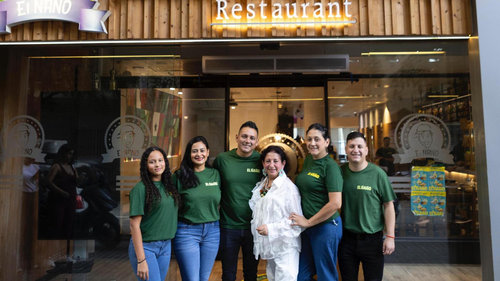 La familia de El Ñaño en el primer local de Barcelona.